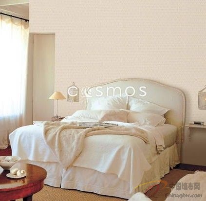 米色暗花纹的壁纸将卧室衬托的更加温暖舒适